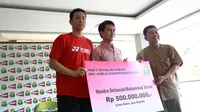 Hendra Setiawan dan Mohammad Ahsan menerima bonus dari PBSI yang diserahkan  Sekretaris Jenderal PBSI, Ahmad Budi Harto di Cipayung, Jakarta, Jumat (09/10/2015). (Bola.com/Nick Hanoatubun)