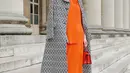 Yu Feihong terlihat mature dengan midi dress oranye dan long coat abu-abu [Fendi]