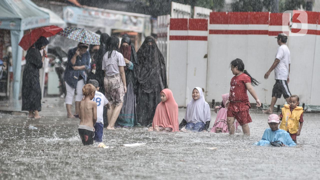 Banjir Rendam Kolong Flyover Tebet