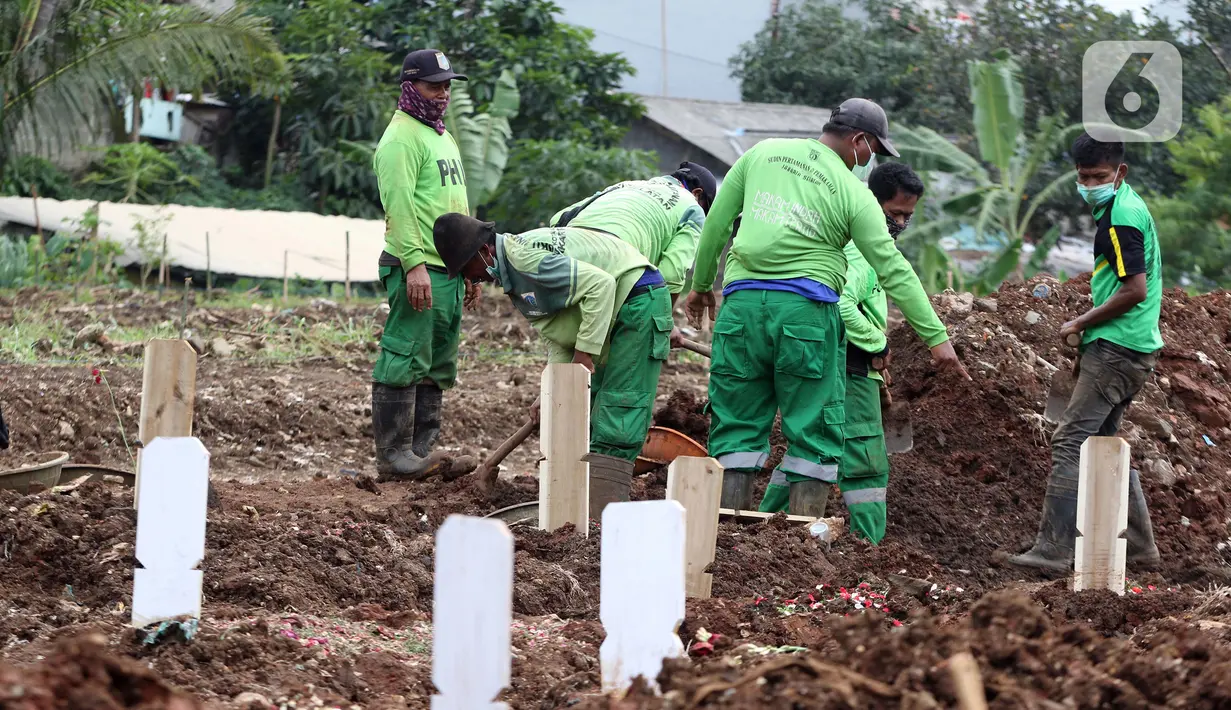 Petugas menyiapkan dan merapikan area khusus pemakaman jenazah dengan protokol COVID-19 di TPU Srengseng Sawah Dua, Jakarta, Selasa, (2/2/2021). TPU Srengseng Sawah 2, saat ini mulai menerima pemakaman jenazah protokol COVID-19 dengan kapasitas 1.020 petak. (Liputan6.com/Helmi Fithriansyah)