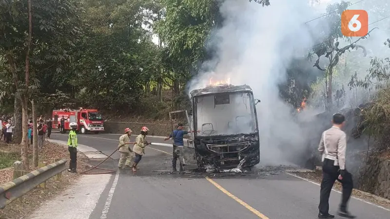 Tim pemadam kebakaran saat memadamkan bus terbakar di Jalan Raya Cibadak-Sukabumi (Liputan6.com/Istimewa).