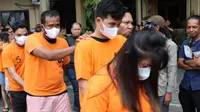Tersangka peredaran narkoba jenis sabu yang ditangkap oleh personel Polresta Pekanbaru. (Liputan6.com/M Syukur)