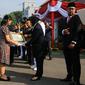 Wali Kota Surabaya Tri Rismaharini memberikan penghargaan kepada Aloysius Bayu Rendra dan korban bom di gereja Surabaya.