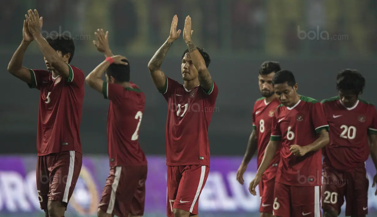 Gelandang Timnas Indonesia, Irfan Bachdim, menyapa suporter usai mengalahkan Kamboja pada laga persahabatan di Stadion Patriot, Bekasi, Rabu (4/10/2017). Indonesia menang 3-1 atas Kamboja. (Bola.com/Vitalis Yogi Trisna)