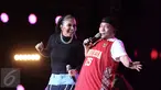 Aksi panggung Iwa K bersama Denada dalam malam Pesta Rakyat Konser Kemerdekaan  di Senayan, Jakarta, Rabu (17/8). Acara konser untuk memperingati HUT ke-71 Kemerdekaan Indonesia. (Liputan6.com/Faizal Fanani)