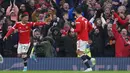 Pemain Manchester United Jadon Sancho (kiri) melakukan selebrasi usai mencetak gol ke gawang Southampton pada pertandingan sepak bola Liga Inggris di Stadion Old Trafford, Manchester, Inggris, 12 Februari 2022. Pertandingan berakhir dengan skor 1-1. (AP Photo/Jon Super)