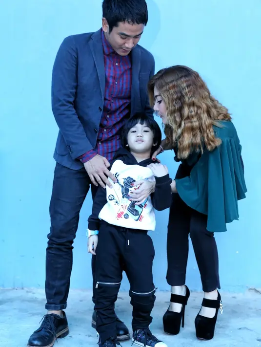 Setelah kisah cintanya dengan Irma kandas, lelaki yang biasa disapa Dika itu juga masih bersahabat baik. Begitu juga dengan anak Irma dari pernikahannya sebelumnya. (Adrian Putra/Bintang.com)