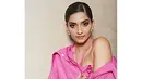 Karena kabar pernikahannya semakin liar, Sonam Kapoor pun akhirnya angkat bicara soal pernikahannya. Ia mengaku jika akan menggelar pernikahan pada 7 Mei 2018. (Foto: instagram.com/sonamkapoor)