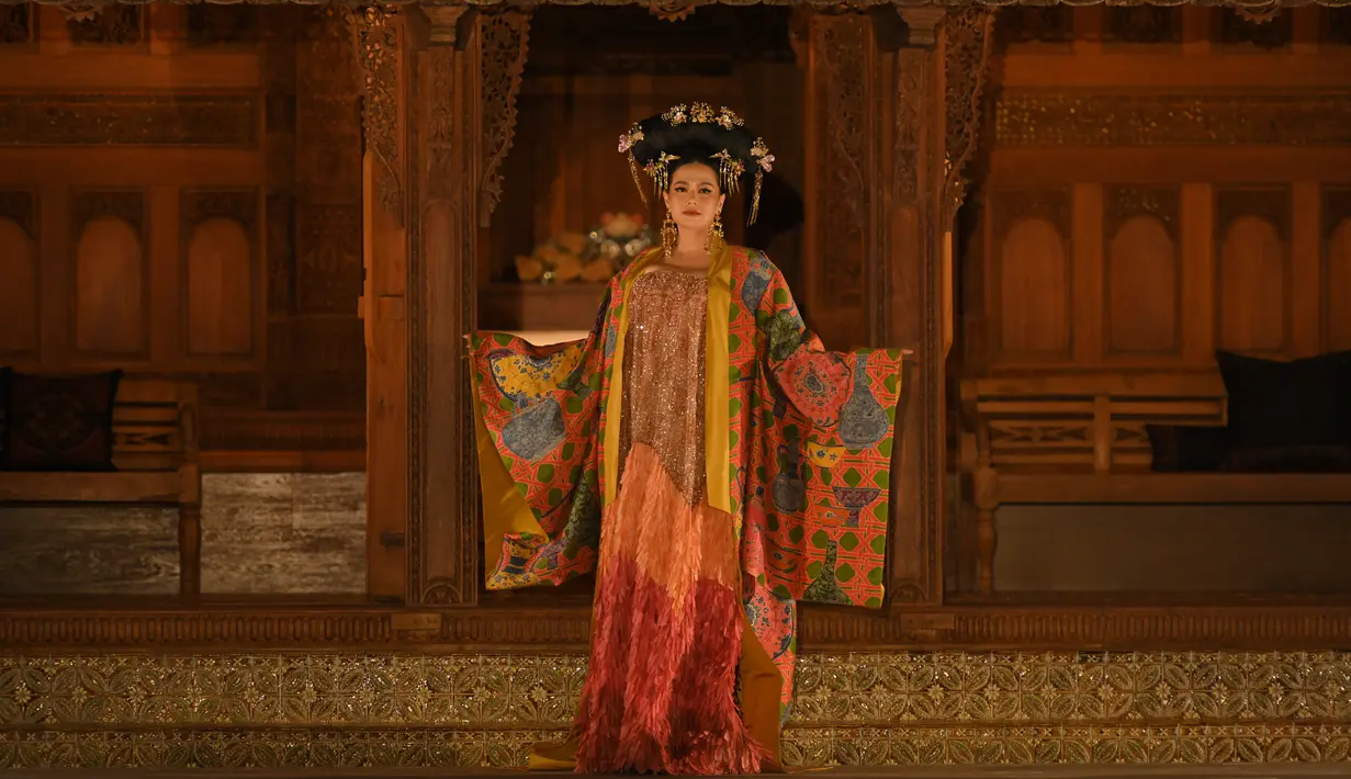 Catherine Wilson justru tampil megah dengan outfit multifabric. Memadukan tekstur sequin, bulu, dan batik jadi satu kesatuan look yang menawan [dok. Sandyakala Smara]