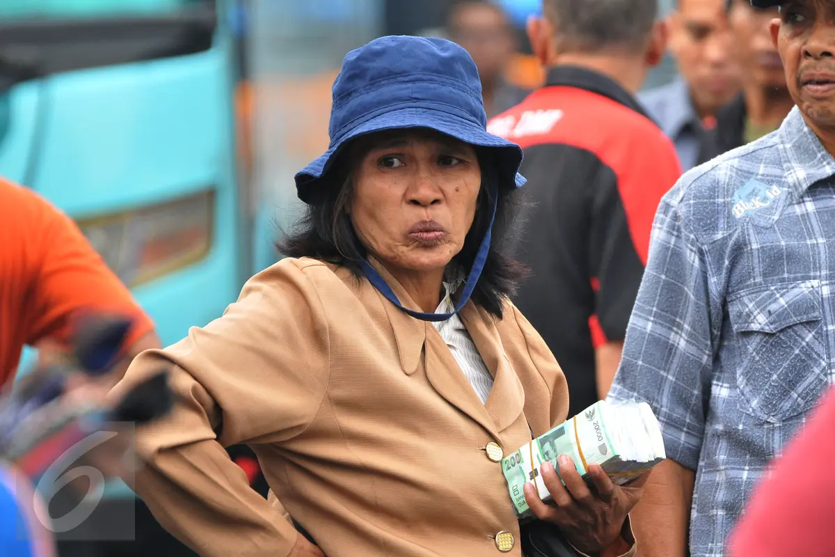 20150711-Maraknya Jasa Tukar Uang di Terminal Pulogadung-Jakarta 6