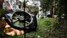 Rotor ekor helikopter Penyelamat Kebakaran Kantor Sheriff Broward terlihat pada halaman belakang sebuah rumah setelah jatuh dekat Fort Lauderdale di Florida, Amerika Serikat, Senin (28/8/2023). (Joe Cavaretta/South Florida Sun-Sentinel via AP)