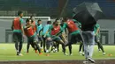 Pemain Timnas U-23 menggelar sesi latihan tertutup di Stadion Wibawa Mukti, Cikarang, Selasa (14/11/2017). Timnas Indonesia U-23 akan menjalani laga uji coba kontra Suriah U-23 pada Kamis (16/11/2017). (Bola.com/ M Iqbal Ichsan)