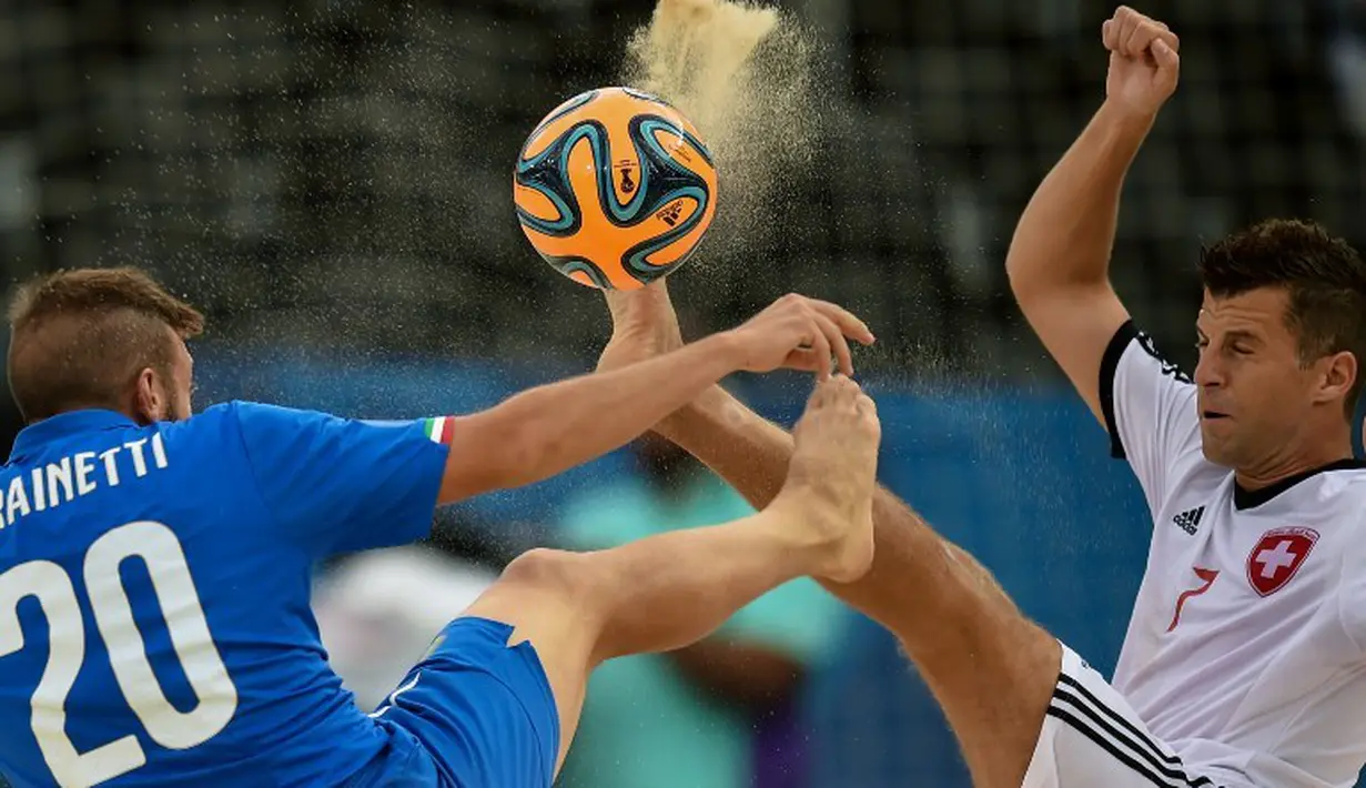 Pemain Italia, Alessio Frainetti (kiri) berebut bola dengan pemain Swiss, Sandro Spaccarotella, dalam semi final sepak bola pantai Pesta Olah Raga Eropa 2015 di Baku, Azerbaijan. (27/6). (AFP PHOTO/KIRILL KUDRYAVTSEV)