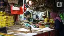 Pedagang sayur mayur melayani pembeli di pasar Kebayoran Lama, Jakarta, Senin (2/12/2019). Badan Pusat Statistik (BPS) mencatat angka inflasi sepanjang Januari-November 2019 sebesar 2,37 persen, lebih kecil ketimbang periode yang sama tahun lalu sebesar 2,50 persen. (Liputan6.com/Angga Yuniar)