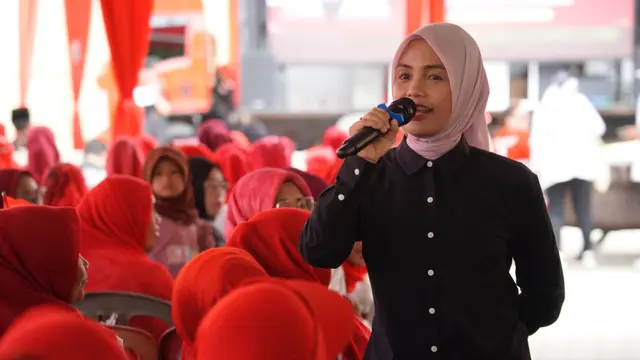 Istri Calon Presiden (Capres) nomor urut 3 Ganjar Pranowo, Siti Atikoh Suprianti saat bertemu kader penggerak Posyandu di Kebun Gede Village, Palembang, Jumat (12/1/2024).