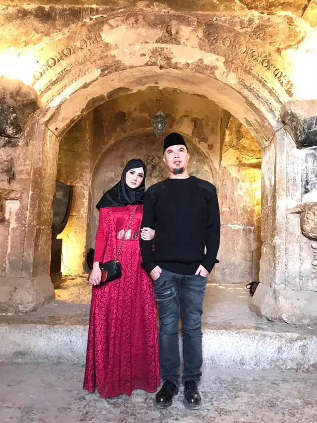 [Bintang] Mix and Match: Didoakan Cepat Berhijab, Nagita Slavina dan 7 Seleb Ini Tampil Cantik dengan Pakaian Santun