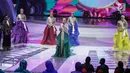Finalis asal Indonesia menjawab pertanyaan yang diajukan dewan juri dalam malam puncak Puteri Muslimah Asia 2018 di Jakarta, Senin (7/5). (Liputan6.com/Faizal Fanani)