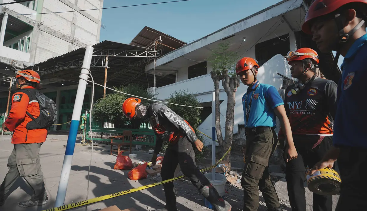 Tim berpacu dengan golden time yang disebut-sebut idealnya berada di 72 jam. (AP Photo/Achmad Ibrahim)