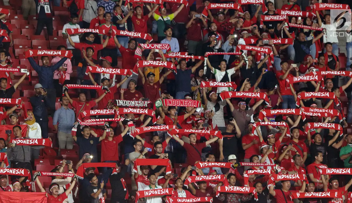Suporter Tim Garuda membentangkan syal jelang menyaksikan Indonesia melawan Thailand pada laga Grup G Kualifikasi Piala Dunia 2022 zona Asia di Stadion Utama Gelora Bung Karno, Jakarta, Selasa (10/9/2019). Indonesia kalah 0-3. (Liputan6.com/Helmi Fithriansyah)