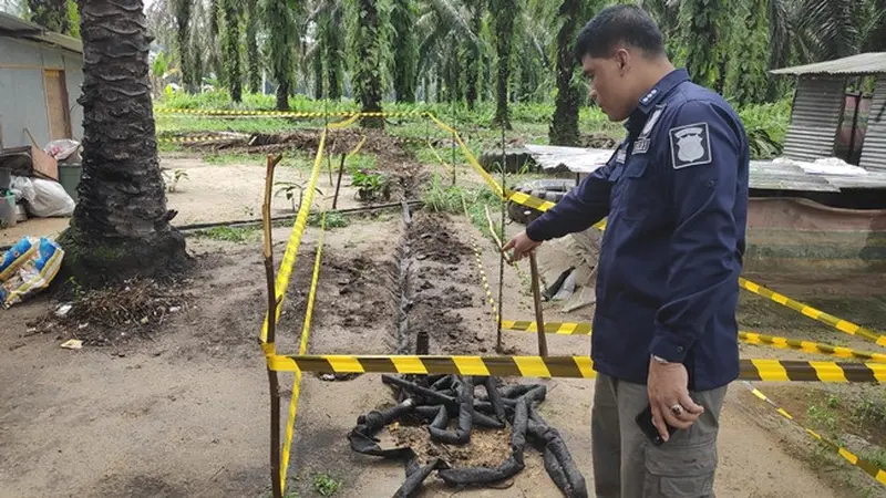 Pipa saluran yang dibuat sindikat pencurian minyak mentah PT Chevron di belakang warung yang sudah dibeli.