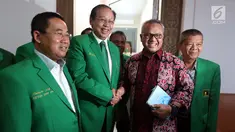 Ketua KPU, Arief Budiman menyambut kedatangan Ketum PPP Muktamar Jakarta Djan Faridz di Gedung KPU, Jakarta, Senin (9/10). Kedatangan PPP untuk berkonsultasi terkait syarat pendaftaran partai politik (Parpol) peserta Pemilu 2019 (Liputan6.com/Johan Tallo)