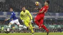 Penyerang Liverpool, Roberto Firmino, berusaha membobol gawang Everton. Pada laga ini Liverpool melepaskan empat kali tembakan ke arah gawang, sementara Everton hanya sekali. (Reuters/Carl Recine)