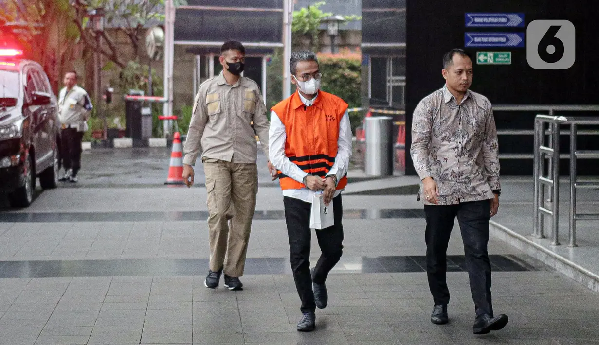 <p>Bupati nonaktif Bangkalan R. Abdul Latif Amin Imron tiba untuk menjalani sidang lanjutan di Gedung KPK, Jakarta, Jumat (16/6/2023). R. Abdul Latif Amin Imron menjalani sidang lanjutan terkait kasus dugaan suap jual beli jabatan Pemkab Bangkalan, Jawa Timur. (Liputan6.com/Faizal Fanani)</p>