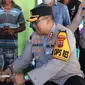 Kapolres Sikka AKBP Hardi Dinata saat mendatangi rumah korban (Liputan6.com/Ola Keda)