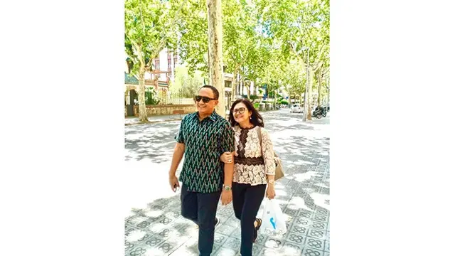 6 Gaya Liburan Bella Saphira di Barcelona, Mesra Bareng Suami