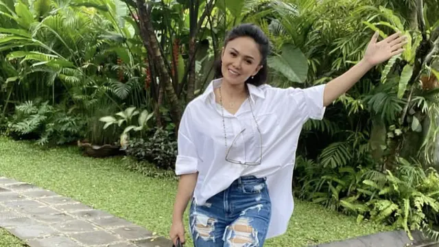 Tampilan Yuni Shara Kenakan Celana Robek-Robek dipadukan dengan item fashion yang membuat awet muda, credit: @yunishara36