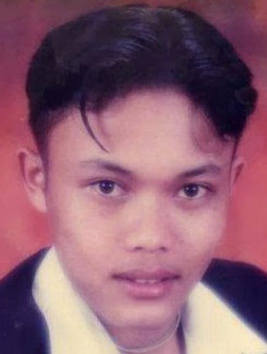 Ini dia foto masa muda Sule. Sule muda memiliki paras yang sebelas dua belas dengan Rizky Febian, Sule akui di masa itu ekonominya sedang tidak baik. Ia sampai harus menjadi penabuh gendang dari panggung ke panggung untuk mencukupi kebutuhan hidupnya dan keluarga. Seperti diketahui, Sule menikah muda di usia 19 tahun. (Liputan6.com/IG/ferdinan_sule)