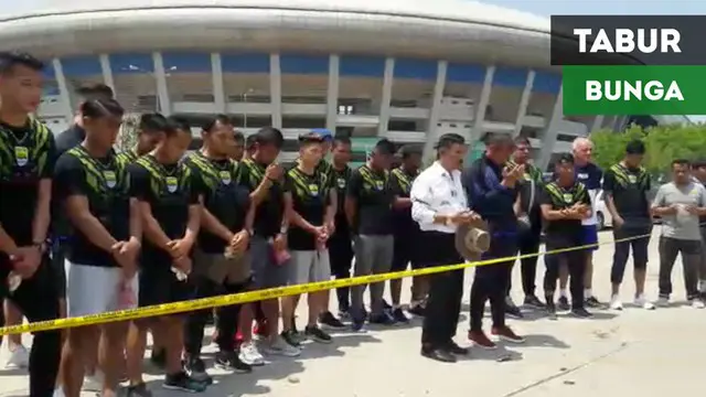 Berita video para pemain dan manajemen Persib Bandung melakukan prosesi tabur bunga di lokasi kejadian suporter Persija Jakarta, The Jak, yang meninggal dunia, Haringga Sirila, di Stadion Gelora Bandung Lautan Api, Bandung, Selasa (25/9/2018).