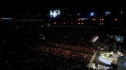 Ribuan orang hadir dalam memorial service untuk almarhum legenda tinju dunia, Muhammad Ali, di KFC Yum Center, Louisville, Kentucky, (10/6/2016). (Aaron P. Bernstein/Getty Images/AFP)