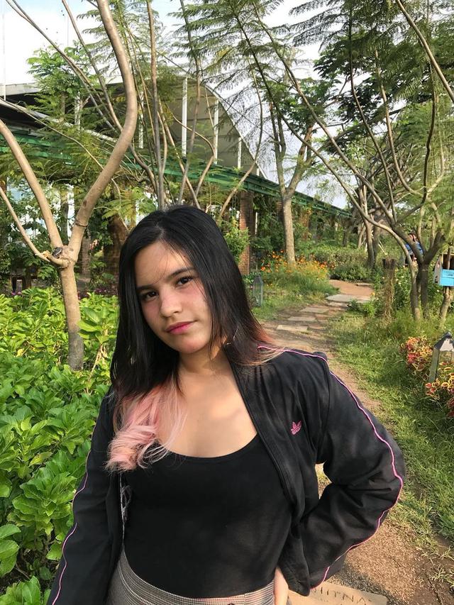 5 Potret Andleeb Rishi, Adik Angbeen Rishi yang Tak Kalah Cantik