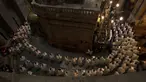 Para imam mengelilingi Makam Kudus pada misa Kamis Putih yang dipimpin oleh Patriark Latin di Kota Tua Yerusalem, Kamis (1/4/2021). Kamis Putih adalah hari Kamis sebelum Paskah dimana umat Kristen memiliki tradisi memperingati Perjamuan Malam terakhir yang dipimpin Yesus. (AP Photo/Maya Alleruzzo)