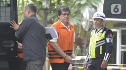 Mantan Kepala DPKAD Kota Bandung, Herry Nurhayat tiba akan menjalani pemeriksaan di Gedung KPK, jakarta, Selasa (4/2/2020).  Herry diperiksa terkait dugaan korupsi pengadaan lahan terbuka hijau (RTH) di Pemerintah Kota Bandung Tahun 2012-2013. (merdeka.com/Dwi Narwoko)