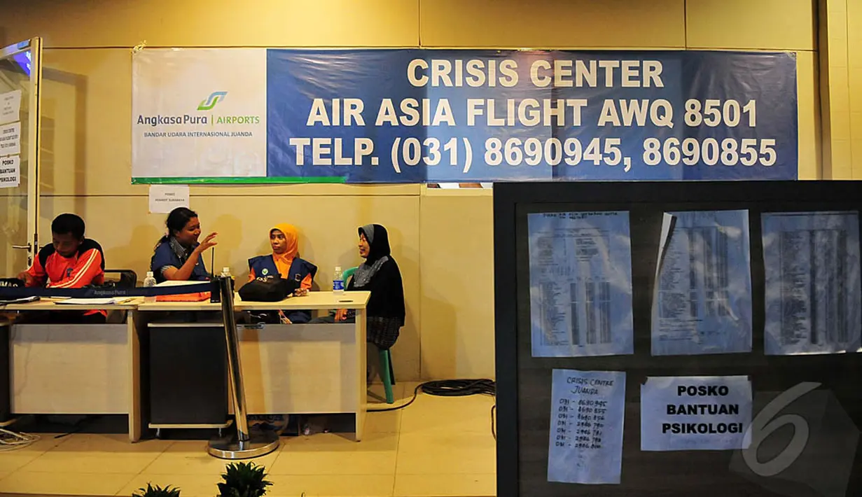 AirAsia menyediakan posko Crisis Centre di Terminal 2 Bandara Internasional Juanda, Surabaya, Minggu (28/12/2014). (Liputan6.com/Johan Tallo)