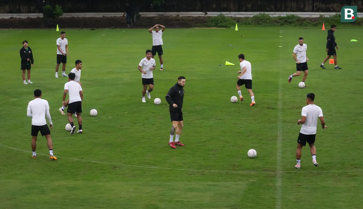 Pemain Timnas Indonesia melakukan latihan untuk persiapan menjelang laga leg pertama semifinal Piala AFF 2022 menghadapi Vietnam di Lapangan A, Kompleks Gelora Bung Karno, Jakarta, Rabu (04/01/2023). (Bola.com/Bagaskara Lazuardi)