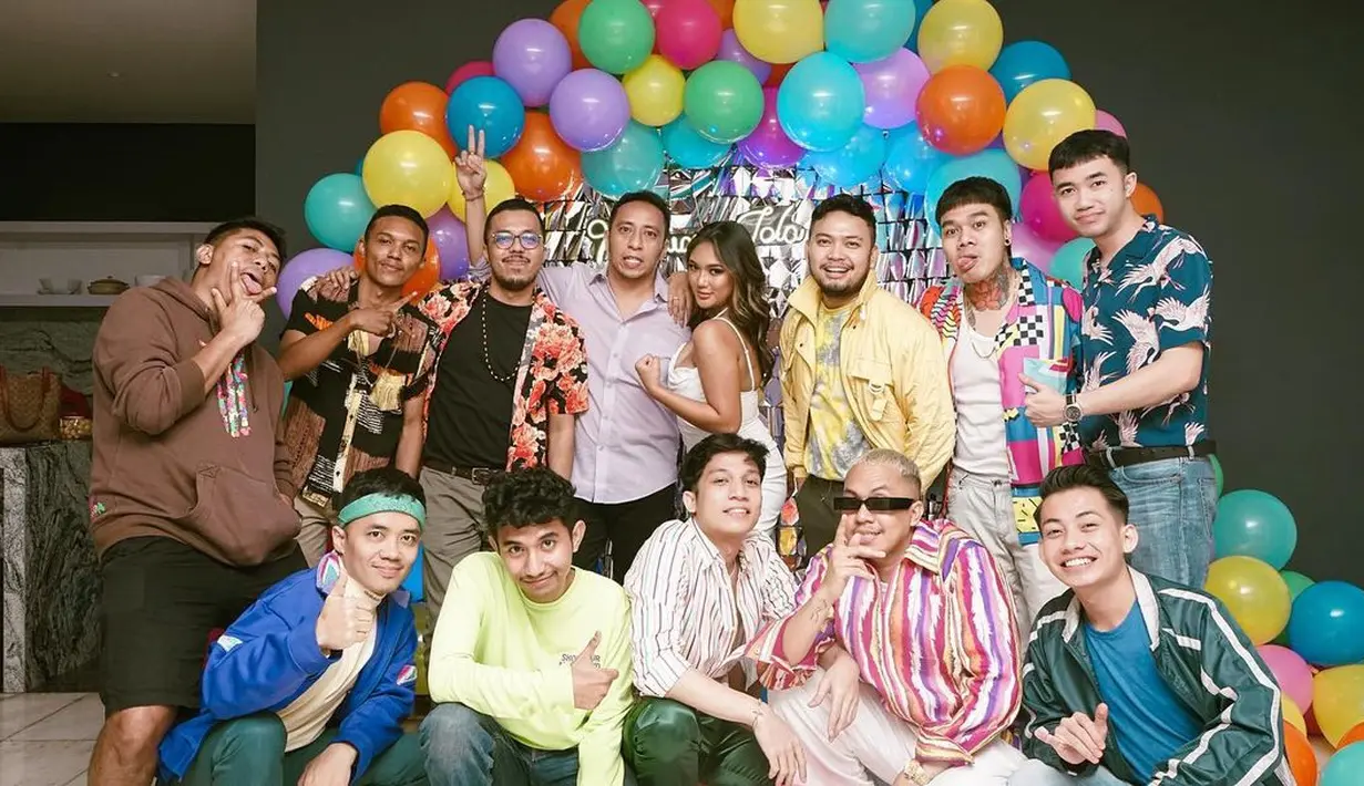 Marion Jola berpose dengan kekasihnya Dennis Talakua dan para sahabat di momen ulang tahunnya.(Instagram/ lalamarionmj)