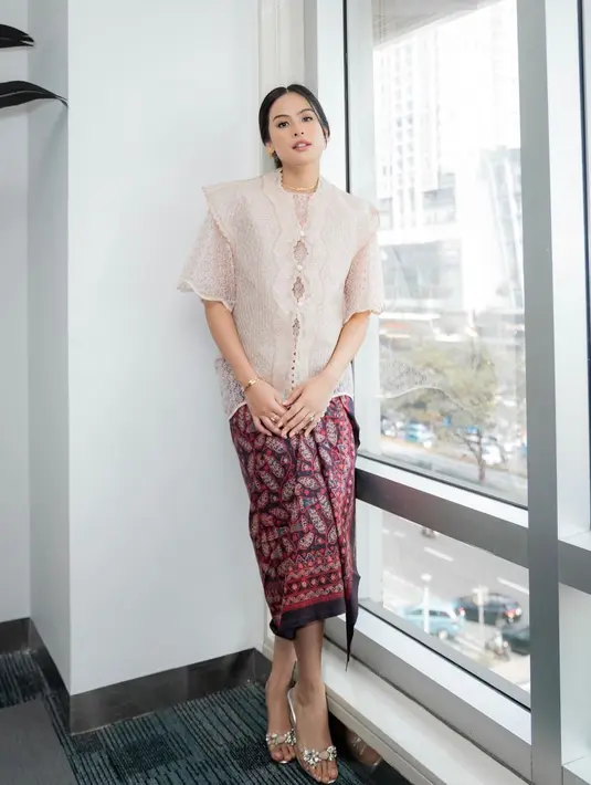 Manisnya penampilan Maudy Ayunda dibalut kebaya dengan siluet yang modern, dipadu kain wastra bernuansa senada. [Foto: Instagram/maudyayunda]