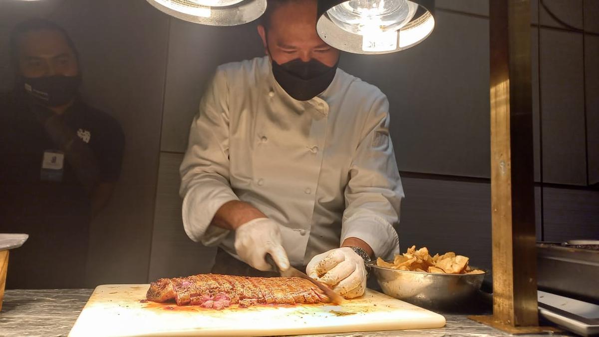 Chef Chandra Olah Potongan Daging Sapi Flank Jadi Hidangan Lezat
