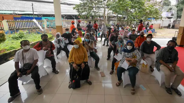 Vaksin Booster Serentak di GOR Radio Dalam