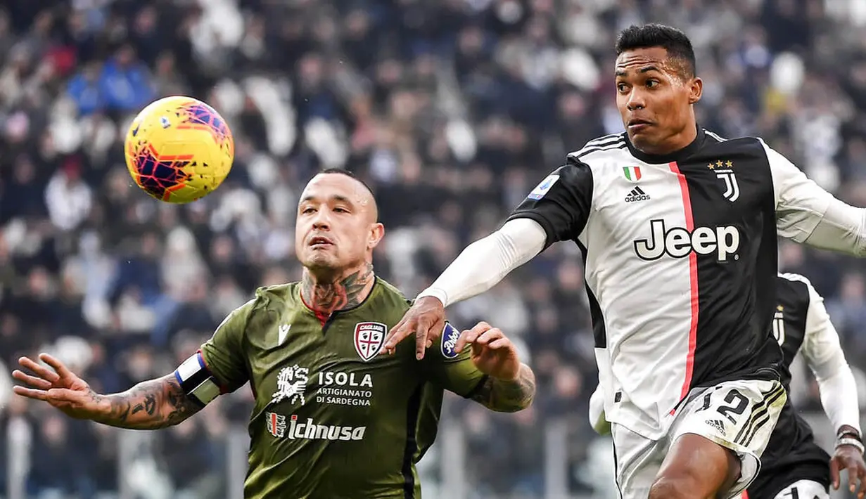 Pemain Juventus, Alex Sandro, berebut bola dengan gelandang Cagliari, Radja Nainggolan, pada laga Serie A di Stadion Juventus, Turin, Senin (6/1/2020). Juventus menang 4-0 atas Cagliari. (AP/Marco Alpozzi)