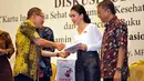 Anggota Komisi IX DPR dari Fraksi PDI P, Rieke Diah Pitaloka (kedua dari kanan), menerima buku tentang Jaminan Kesehatan Nasional dari Prof dr Hasbullah Thabrany, MPH di Jakarta, (26/8/2014). (Liputan6.com/Panji Diksana)