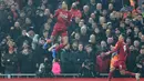 Bek Liverpool, Virgil van Dijk, merayakan gol yang dicetaknya ke gawang Manchester United pada laga Premier League di Stadion Anfield, Liverpool, Minggu (19/1). Liverpool menang 2-0 atas MU. (AFP/Paul Ellis)
