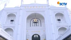 Bukan hanya corak Taj Mahal saja, nuansa tionghoa juga hadir di masjid dengan adanya terjemahan surat-surat pendek Al-Qur'an berbahasa mandarin.