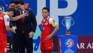 Kapten Timnas Futsal Indonesia, Mochammad Iqbal Rahmattulah, menatap trofi juara Piala Asia Futsal 2026 yang gagal diraih setelah kalah dari Iran pada laga final yang berlangsung di Indonesia Arena, Jakarta, Sabtu (7/2/2026). (Bola.com/Bagaskara Lazuardi)
