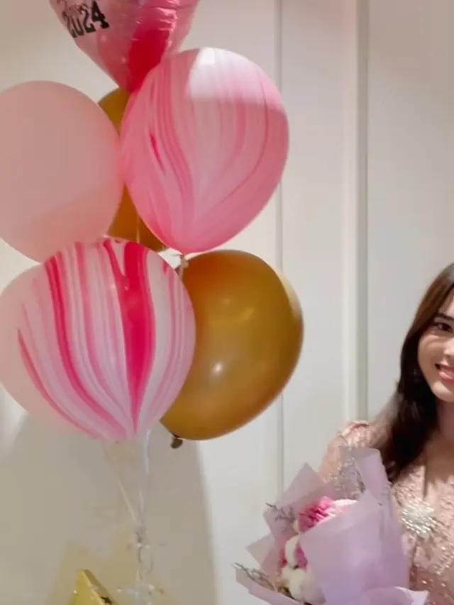 Chanella Leslie Putri Sambung Cut Tari saat wisuda. [@cuttaryofficial]