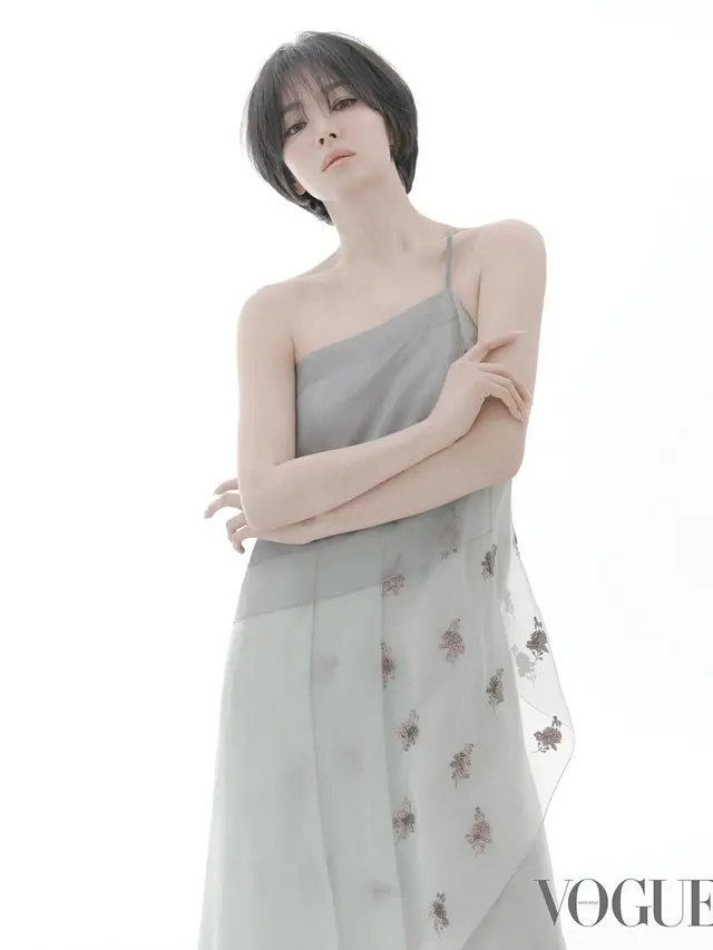 8 Potret Gothic Look Song Hye Kyo yang Nampang di Majalah Vogue, Bak Boneka Hidup di Usia 43 Tahun