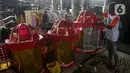 Perajin membuat replika barang-barang untuk sembahyang yang terbuat dari kertas di Kolong Tol Gedong Panjang, Jakarta, Senin (20/1/2025). (Liputan6.com/Herman Zakharia)
